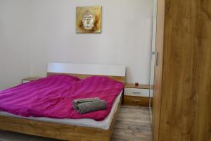 佩奇Serendipity 2的一间卧室配有一张带紫色棉被的床