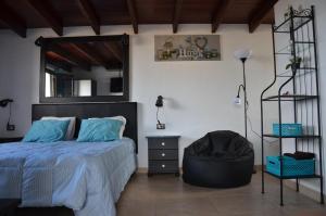 YeLa Casita del Volcan的一间卧室配有床、镜子和架子