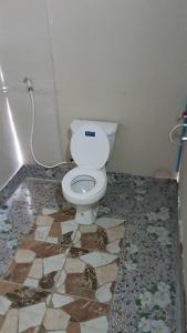 高兰兰塔当地小屋度假村的铺有瓷砖地板,设有带卫生间的浴室。