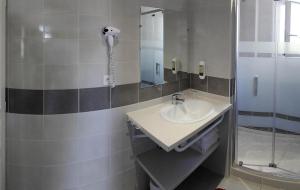 滨海圣帕莱雷弗洛雷斯当斯酒店的一间带水槽和淋浴的浴室