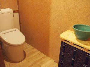 京都奥特罗蒙多旅馆的一间带卫生间和碗在柜台的浴室