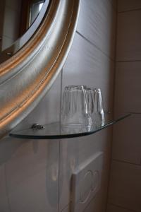 巴特索登-阿伦多夫Haus Hilgenfeld的镜子下玻璃架上的两杯