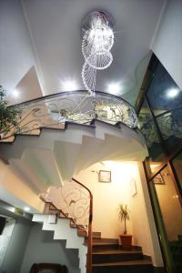 库塔伊西和谐酒店的楼内带吊灯的螺旋楼梯