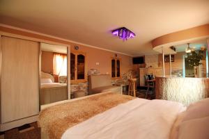 库塔伊西和谐酒店的一间卧室,卧室内配有一张大床