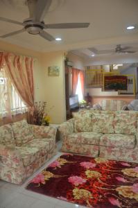 马六甲马六甲玛马西亚度假屋的客厅配有两张沙发和地毯。