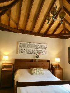 克鲁兹·德·特赫达Casa Del Caminero En Tejeda的一间卧室设有一张床、两盏灯和一个天花板。