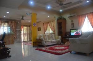 马六甲马六甲玛马西亚度假屋的客厅配有两张沙发和一台电视机