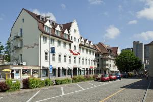 布鲁格布鲁格特米纳斯酒店的街道边的白色大建筑