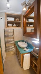 RosalApartamento Spellos的一间带水槽和镜子的浴室