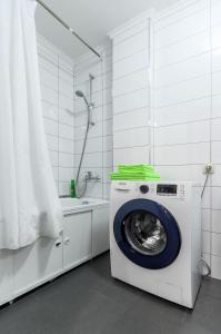 沃罗涅什ATLANT Apartments 266的带淋浴的浴室内的洗衣机