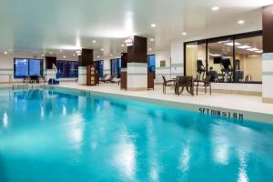 纳什维尔纳什维尔市中心凯悦嘉轩酒店的大楼内的一个蓝色海水游泳池