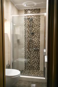 塞萨洛尼基Kazaviti SKG的带淋浴、卫生间和盥洗盆的浴室