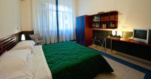 卡尔塔吉罗Hotel Villa Sturzo的一间卧室配有一张带绿毯的床