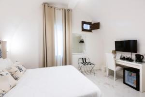 索伦托Holiday Sorrento Center的白色卧室配有床和书桌