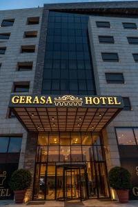 安曼Gerasa Hotel的带有阅读酒店标志的酒店大楼