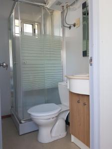 埃斯特角城Casita Picaflor的浴室配有卫生间、淋浴和盥洗盆。
