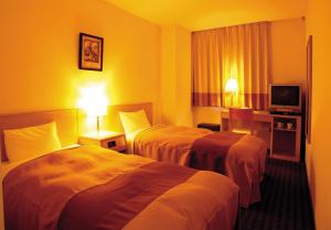 弘前市弘前广场酒店 的酒店客房设有两张床和电视。