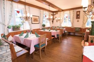 阿特斯特坦Schlossgasthof的用餐室设有桌椅和窗户。