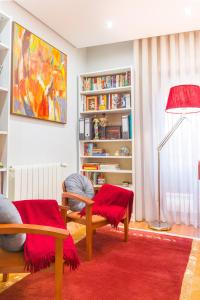 São Félix da MarinhaSunset的客厅配有两把椅子和红色地毯