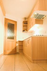 佩特里科夫Penzion Eliška的厨房设有木制橱柜和门