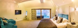 温德米尔Applegarth Villa Hotel & Restaurant (Adult Only)的一间带大床的卧室和一间客厅