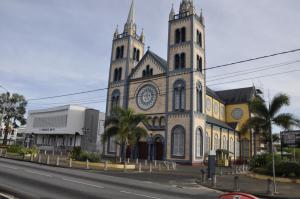 帕拉马里博Riando appartement Rainville的街道两旁有两座塔楼的教堂