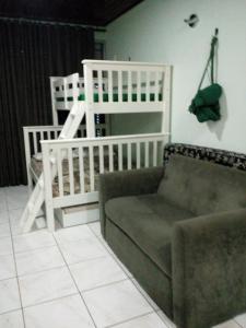 马瑙斯阿茹里卡巴8号公寓的带沙发和婴儿床的客厅