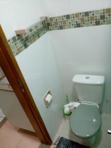 马瑙斯阿茹里卡巴8号公寓的一间带卫生间和卫生纸分配器的浴室