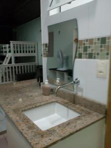 马瑙斯阿茹里卡巴8号公寓的厨房柜台设有水槽和镜子