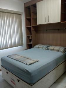 马瑙斯Ajuricaba Suites 6的一张位于带橱柜的客房内的大床