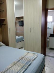 马瑙斯Ajuricaba Suites 6的一间卧室配有一张床和一个衣柜