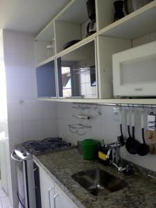 马瑙斯Ajuricaba Suites 6的厨房柜台设有水槽和微波炉