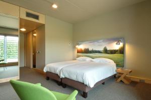 Zeijerveen高尔夫旅舍的一间卧室配有一张壁画床