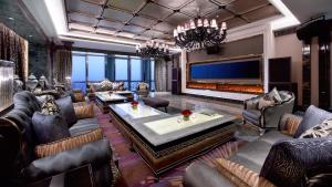 郑州郑州富力万达文华酒店 的客厅配有真皮沙发和钢琴