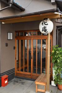 东京花庵旅舍的通往餐厅的门,餐厅前面设有长凳