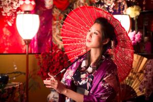 丰冈市城崎温泉花小路彩月日式旅馆的女人拿着红伞
