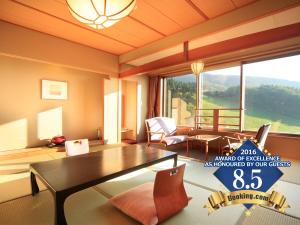 藏王温泉赵氏国际酒店的客厅设有桌子和大窗户