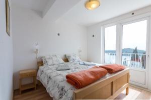 杜布罗夫尼克诺瓦克公寓酒店的一间卧室设有一张床和一个大窗户