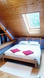 普日布拉姆Apartman pod Svatou Horou的木制客房的一张床位,设有窗户