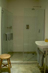 乔治市任伊唐文化酒店的一间带玻璃淋浴和水槽的浴室
