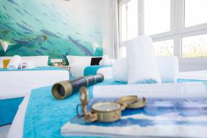 马拉加Casual del Mar Málaga的一间带两张床和鱼壁画的卧室