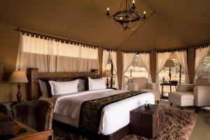 塞伦盖蒂国家公园Ole Serai Luxury Camp的帐篷内一间卧室,配有一张床