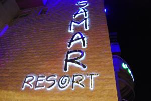 卜舍里Samar Resort Aparthotel的建筑物一侧的 ⁇ 虹灯标志