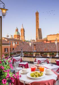 博洛尼亚Hotel San Donato - Bologna centro的阳台上摆放着食物的桌子