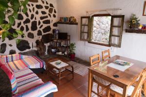 埃尔米瓜拉夸德拉度假屋的客厅配有沙发和桌子