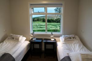 劳加尔布雷达迈瑞农场公寓的带窗户的客房内的两张床