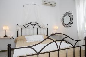 普拉提伊亚洛斯西弗诺斯Irini pension的一间卧室配有一张带镜子的黑色床