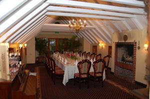 Chelston弗威斯旅馆的长长的用餐室配有长桌子和椅子