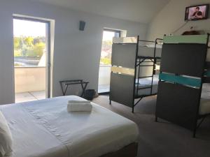 阿格达XPT Águeda - Alojamento Local的一间卧室配有一张床和一张双层床,设有窗户
