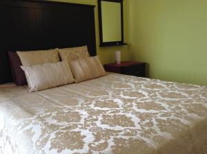 里斯本里斯本机场公寓的一间卧室配有一张带镜子的大床